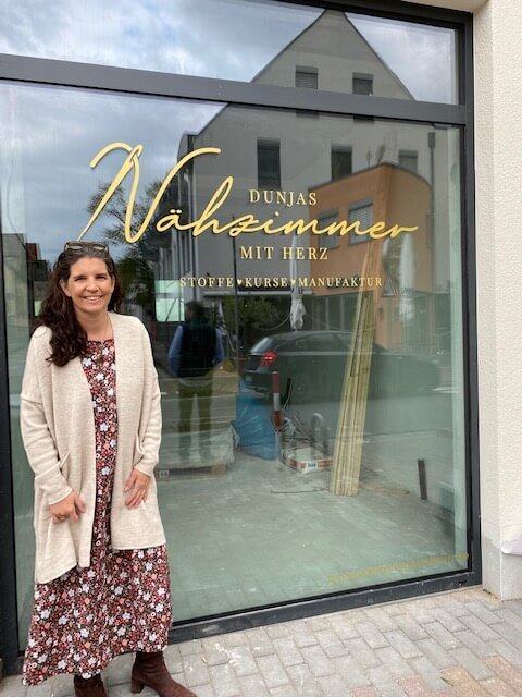 Dunja Supp vor ihrem neuen Schaufenster vom Naehzimmer mit Herz in Niederolm